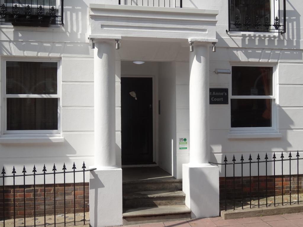Burlington Beach Apartments Brighton Bilik gambar