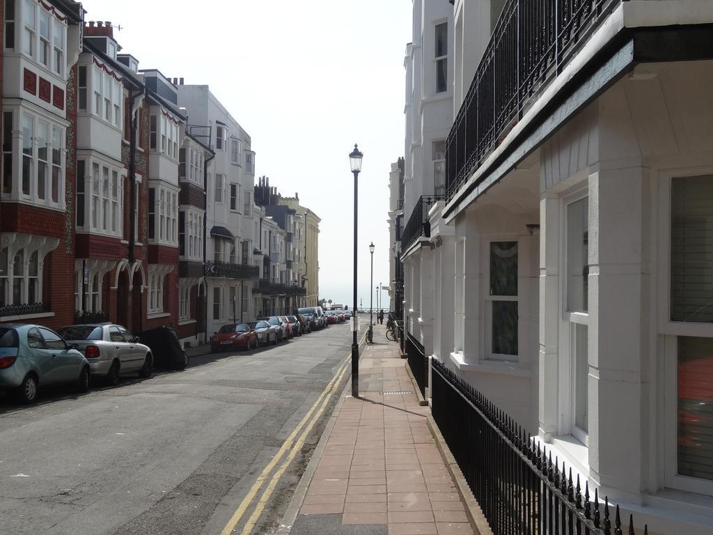 Burlington Beach Apartments Brighton Bilik gambar
