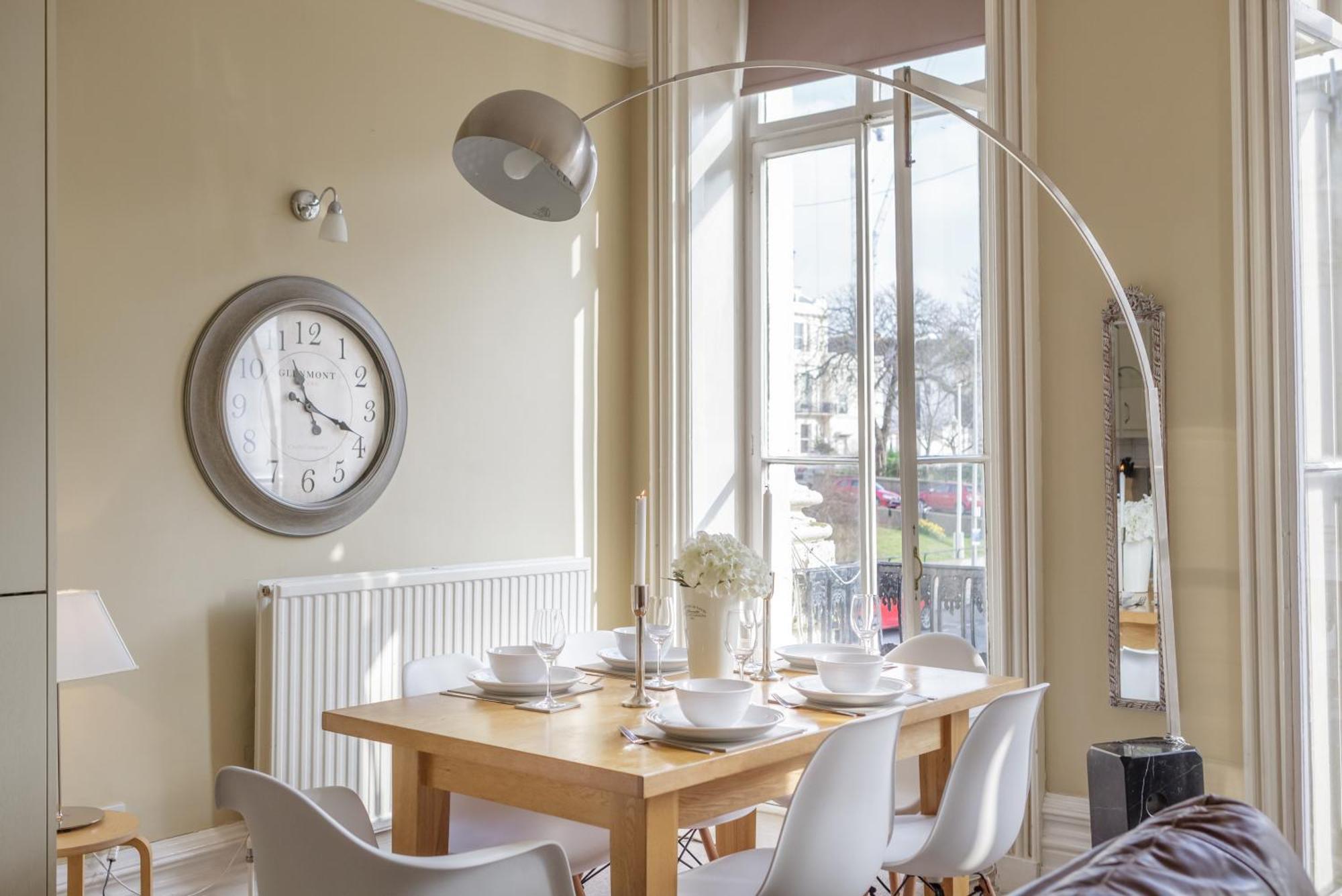 Burlington Beach Apartments Brighton Bilik gambar