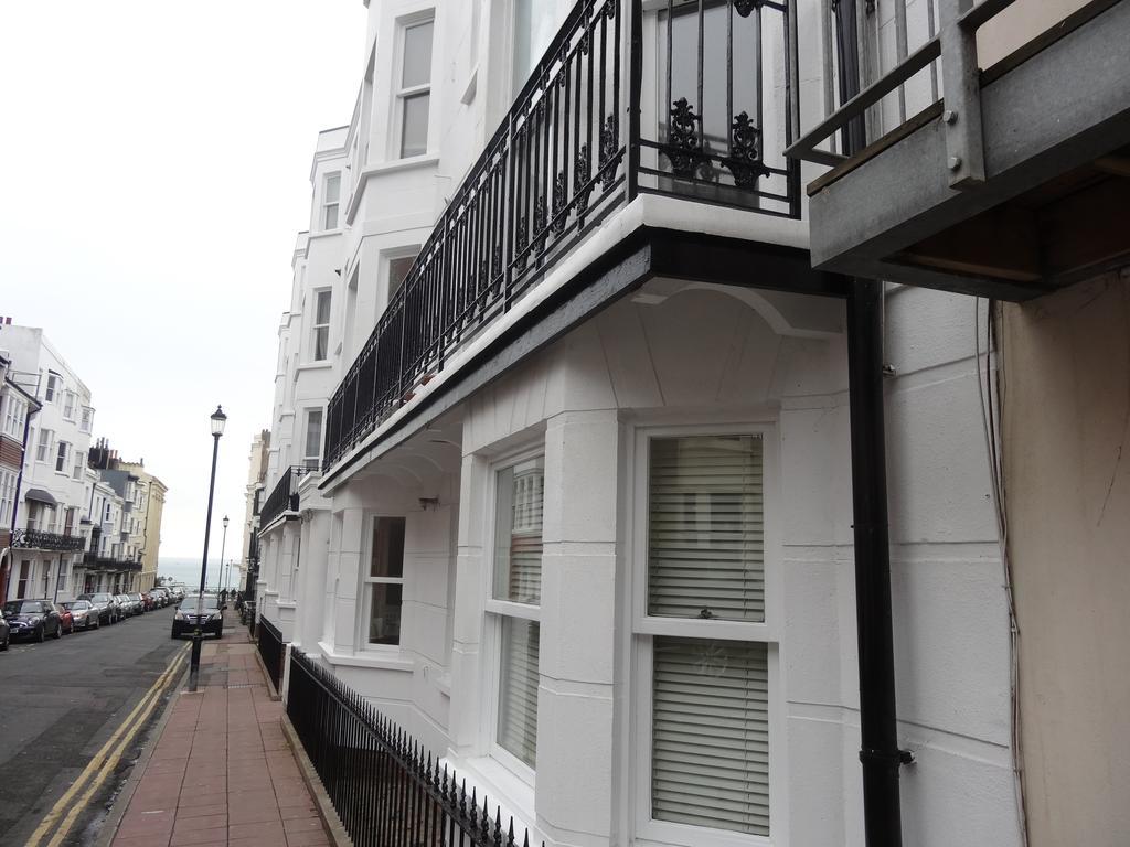 Burlington Beach Apartments Brighton Bilik gambar