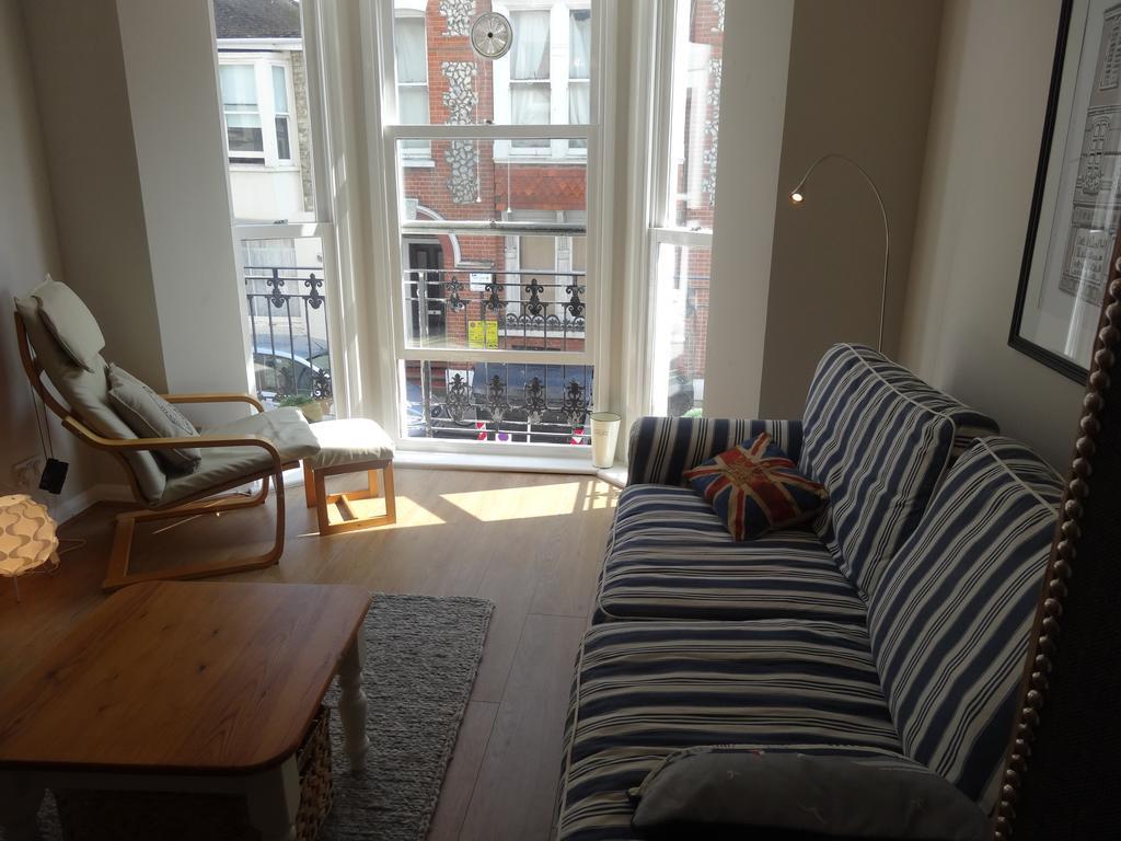 Burlington Beach Apartments Brighton Bilik gambar