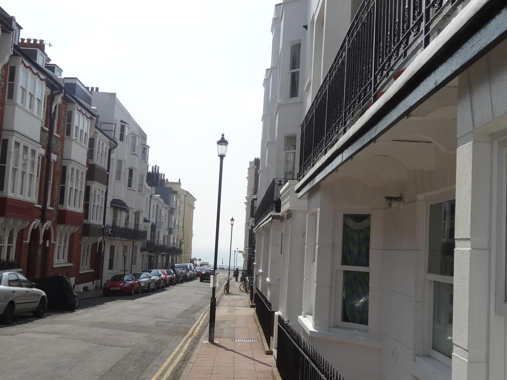 Burlington Beach Apartments Brighton Bilik gambar