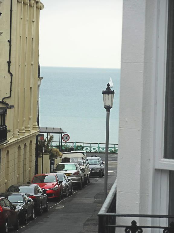 Burlington Beach Apartments Brighton Bilik gambar