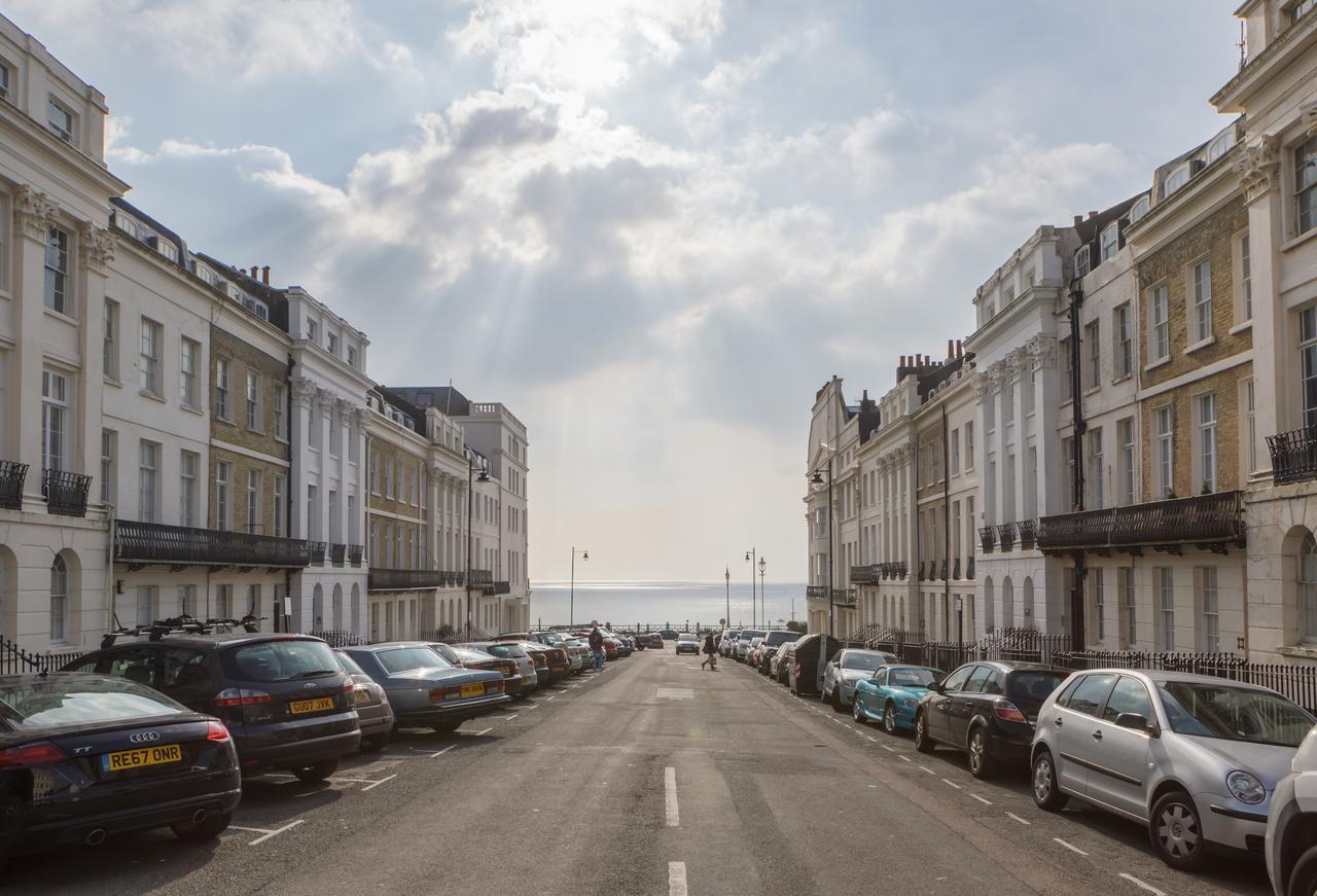 Burlington Beach Apartments Brighton Bilik gambar